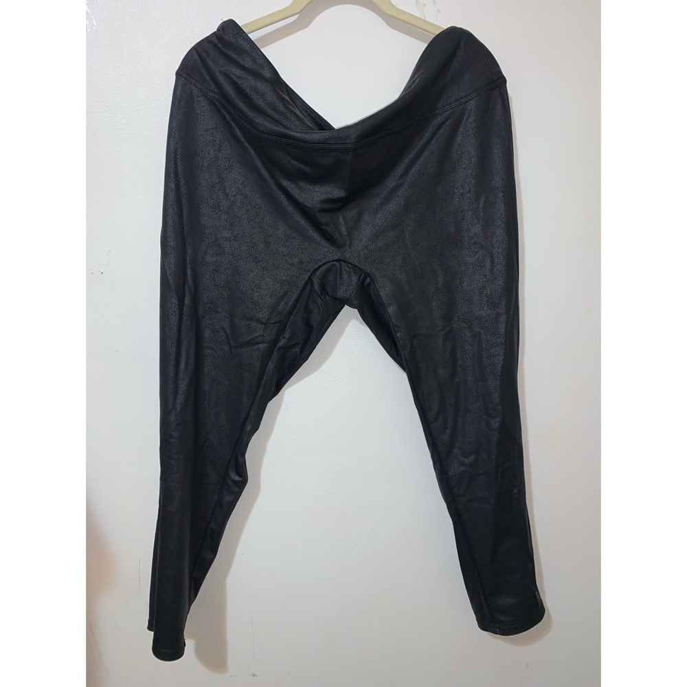 Faux leather textured petite leggings